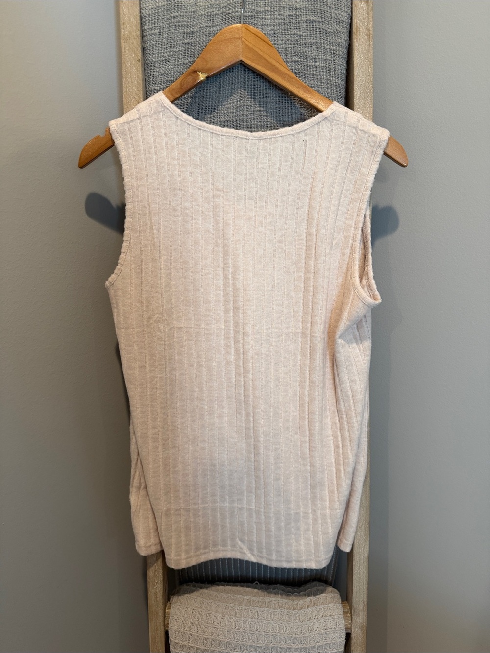 Cream Ribbed V-Neck Sleeveless Top - Picture 2 of 4